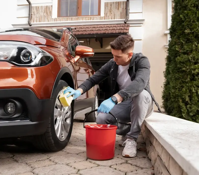 Lavage auto à domicile Marcilly-lès-Buxy : professionnel intervenant sur un véhicule